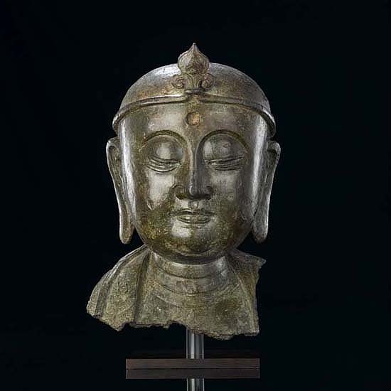 A LARGE BRONZE HEAD DEPICTING EITHER GUANYIN OR MANJUSHRI (WENSHU)