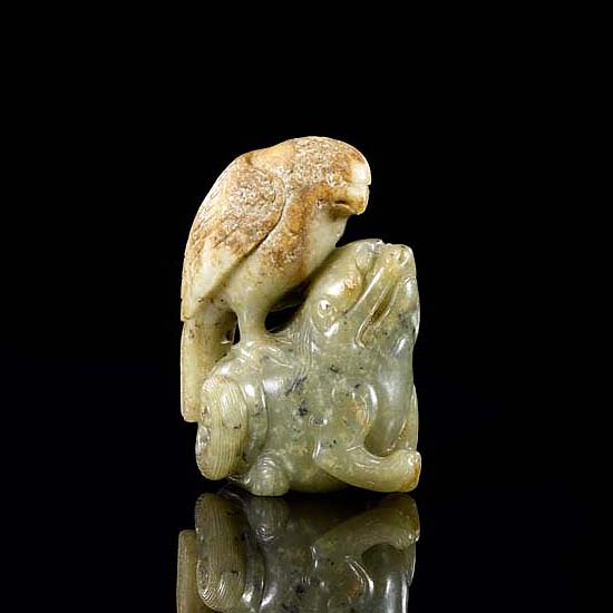 A JADE GROUP DEPICTING AN EAGLE AND BEAR ('YINGXIONG')