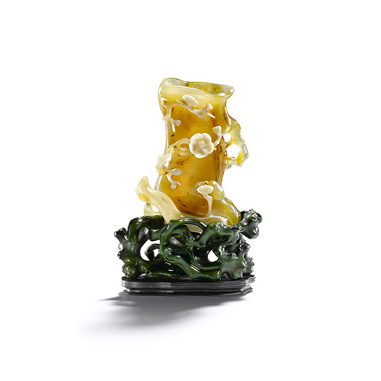 AN IMPERIAL AGATE SPILL VASE