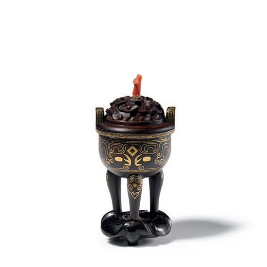 A SMALL BRONZE TRIPOD ‘QIN’ CENSER AND COVER