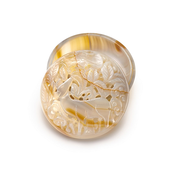 AN AGATE INCENSE BOX AND COVER