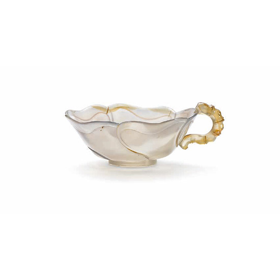 AN AGATE MALLOW-SHAPED CUP WITH HANDLE