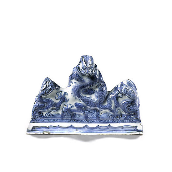 AN IMPERIAL BLUE AND WHITE DRAGON BRUSHREST